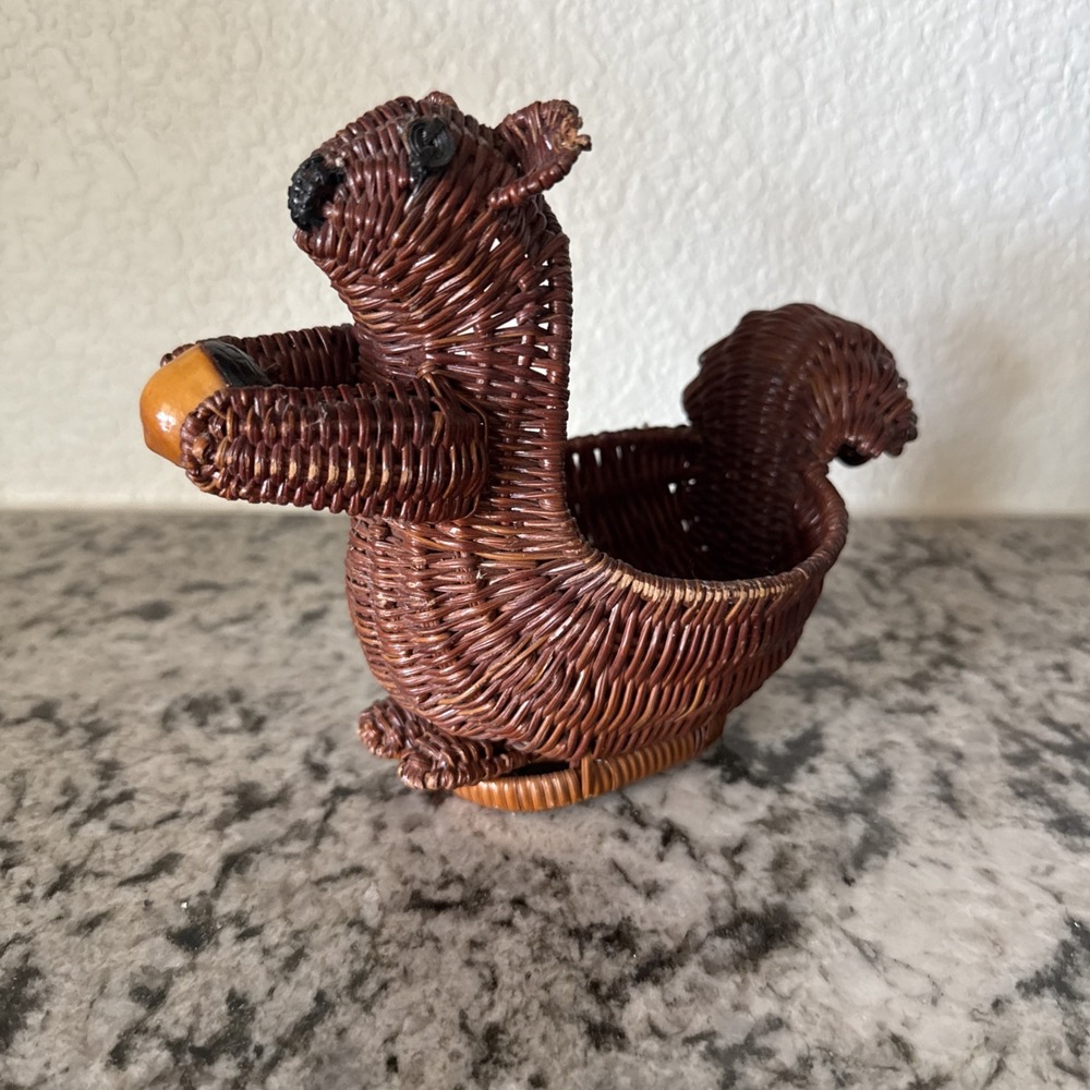 Vtg Wicker Squirrel & Acorn Basket Nut Candy Trinket Plant Cottagecore